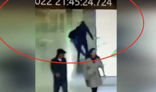 La busta e il video "rubato". Cosa sappiamo dell'accoltellamento a Roma