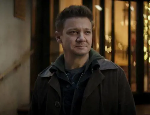 L'attore Renner travolto mentre spalava la neve. Grave ma stabile