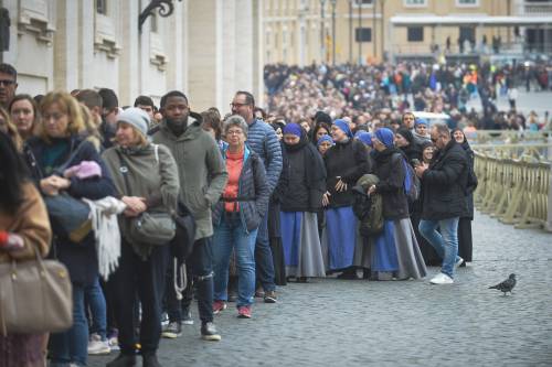 Autorità, cardinali e la folla dei 65mila: sfila a San Pietro il popolo di Benedetto