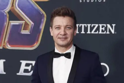 Le ferite, l'emorragia, il volo in ospedale. Cos'è successo a Jeremy Renner