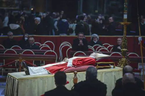 Medaglie, un cilindro metallico, il Rogito: cosa ci sarà nella bara del Papa