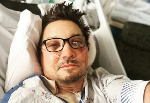 "Rischia l'amputazione". Il dramma dell'attore Marvel Jeremy Renner