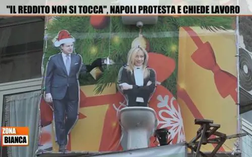Conte babbo Natale, Meloni gettata via. L'installazione choc a Napoli