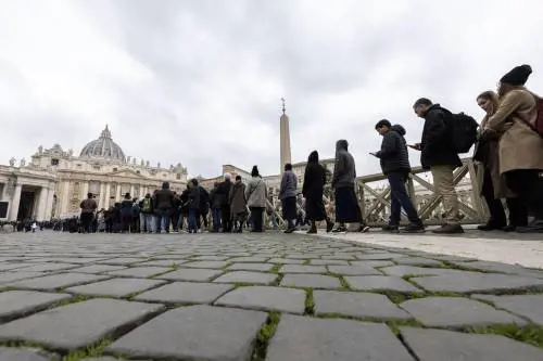 Gli sciacalli pure in piazza San Pietro: cosa è successo ai fedeli