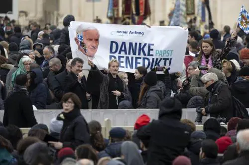 "Santo subito". Il coro dei fedeli in piazza San Pietro