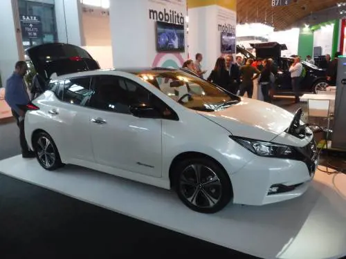 Auto, il 78% degli italiani passerebbe all'elettrico