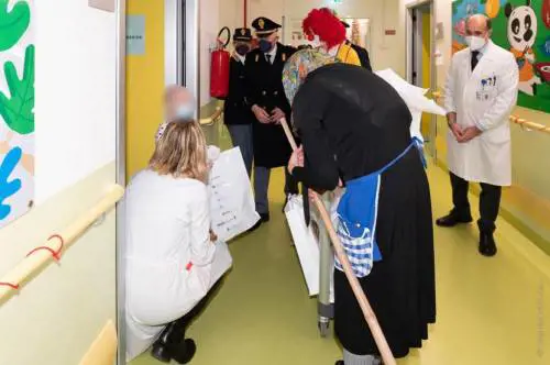 Sorrisi e solidarietà: la Befana della polizia fa visita ai bimbi malati