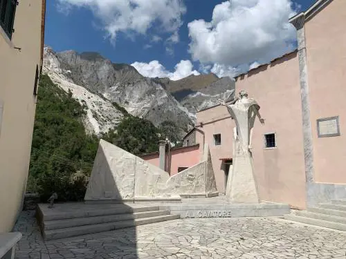 Colonnata, il villaggio bianco come il lardo