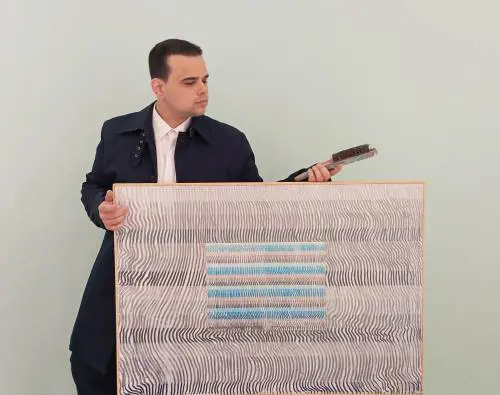 “Grattage” e “Frottage” nelle nuove ricerche, la giovane arte di Giovanni Guida guarda a Max Ernst