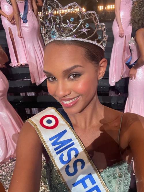 "Miss France non è sessista". Schiaffo del tribunale alle femministe