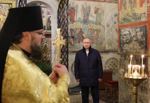 "Uscito dal bunker": cosa svela la foto natalizia di Putin