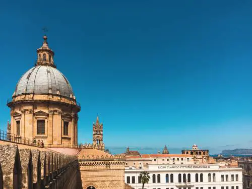 Un delitto che sconvolge l'alta borghesia della Sicilia degli anni '70