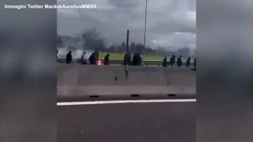 Scontri fra ultras sull'Autostrada del Sole: scattano le perquisizioni a Napoli e Roma