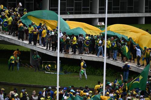 La folla di sostenitori di Bolsonaro all'assalto dei palazzi presidenziali di Brasilia