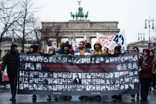 Iran, protesta negli atenei e in 80 città del mondo. Morto "suicida" un reporter appena scarcerato