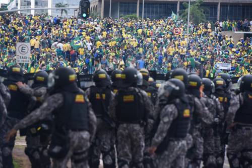Assalto della democrazia: cosa svelano le sommosse di Brasilia e Washington