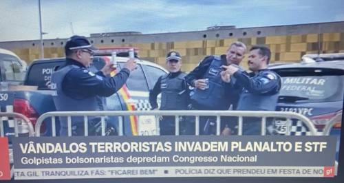 Selfie tra poliziotti e manifestanti: bufera sulla sicurezza in un Brasile spaccato