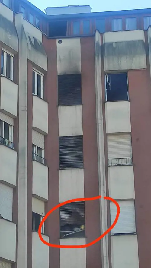 La moschea, il muezzin, i rifiuti: un altro rogo nel palazzo occupato di Milano