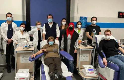 Il gestaccio del medico nella foto con Salvini. E la Lucarelli gongola