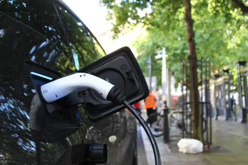 Quanto costa ricaricare un'auto elettrica in Europa: la classifica
