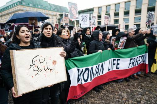 Iran a rischio esecuzione oltre cento manifestanti. L'Ue: "È ora di fermarsi"