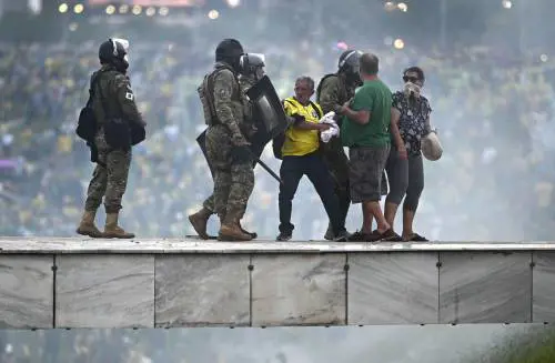 Brasile, caccia ai registi del caos. Già bloccati i conti di Bolsonaro
