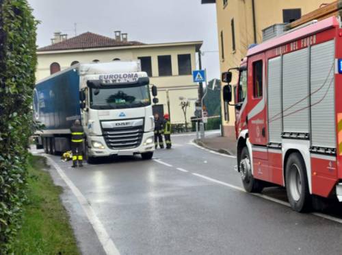 Nonna si butta sotto il Tir e salva il nipote di 8 anni