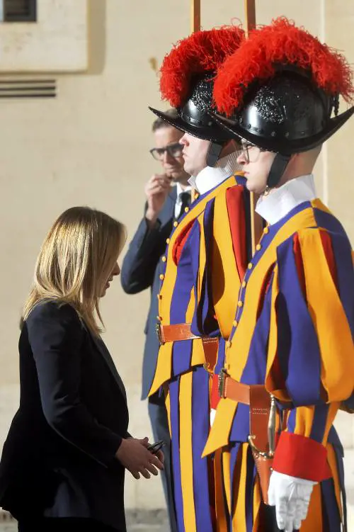 Udienza privata col Papa per la Meloni: lo scambio di doni