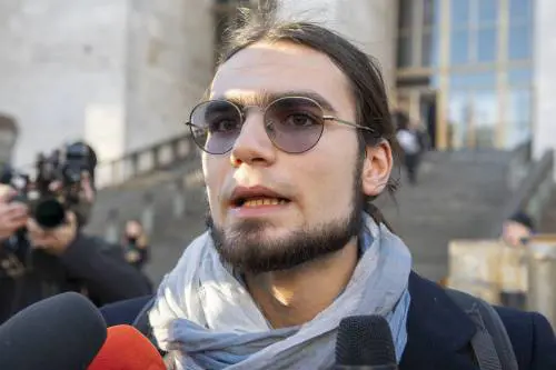 "Noi persone socialmente pericolose". Gli ecovandali tornano in piazza