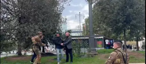 Tunisino accoltella un uomo a caso: aveva già aggredito troupe Mediaset