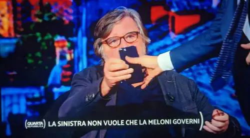 "Mi ha requisito il cellulare". Blitz di Porro in diretta