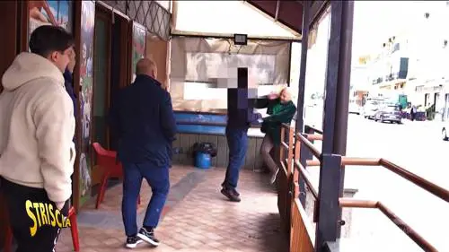 Calci e schiaffi, l'aggressione choc all'inviato di Striscia Abete