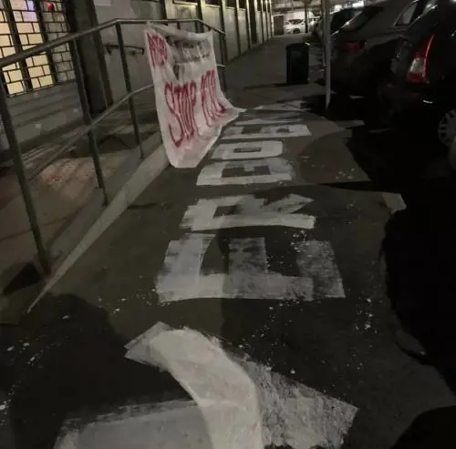 "Vergogna": Rete studenti imbratta la sede Inail di Milano