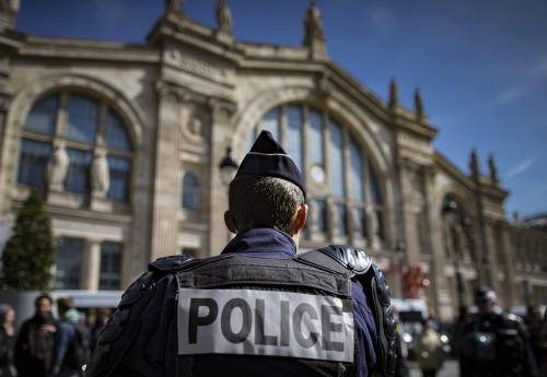 Sangue tra i pendolari e panico alla Gare du Nord: attacco choc a Parigi