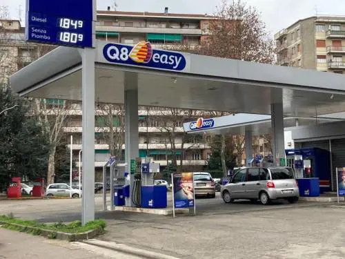 Benzinai contro il governo Urso non ferma lo sciopero