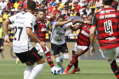 I giocatori di Flamengo e Atletico Paranaense durante la recente finale di Copa Libertadores, derby brasiliano vinto dai rossoneri di Rio