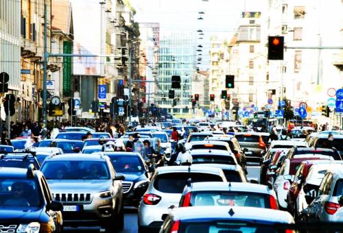 La Milano progressista: tutti in coda a 30 all'ora
