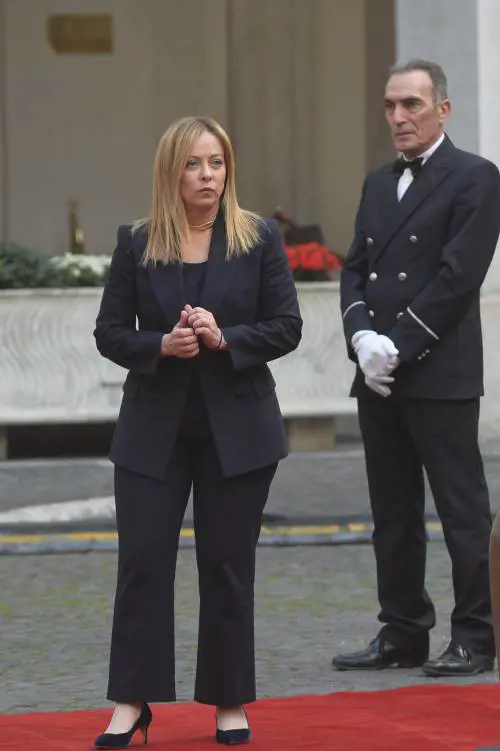 “Basta mistificazioni”. Meloni a testa alta spegne le polemiche sulle accise