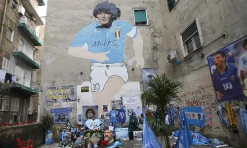 Gadget falsi sotto il murale di Maradona, le multe e poi le scuse