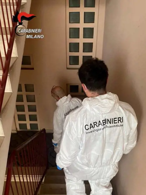 Il giallo del 27enne morto con un sacchetto in testa nel letto del pensionato