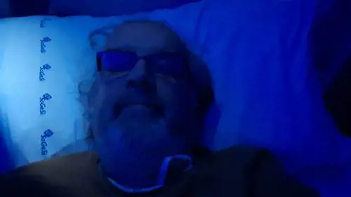 Hans Hermans sul letto dell'ospedale di Esine