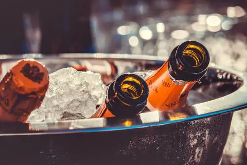 "Alcol e tumori sono collegati". Le etichette dividono la Ue
