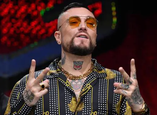 Gué a caccia di tesori di "Madreperla" per rendere il suo rap un "classico"