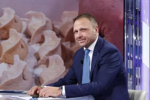 E il Pd attacca il ministro dell'Agricoltura persino sull'alimentazione dei poveri