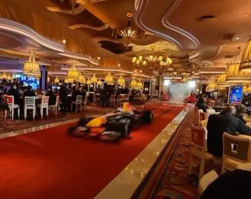 Che ci fa un bolide di F1 in mezzo alle slot machine e alle roulette?