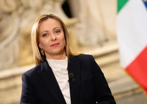 Meloni in diretta tv modifica il decreto: "Taglio delle accise con più gettito Iva"