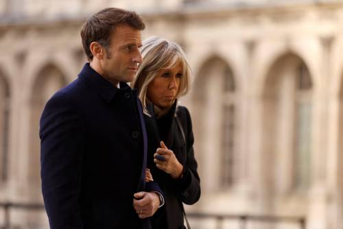 Aggredito il nipote di Brigitte Macron: la furia degli oppositori in Francia