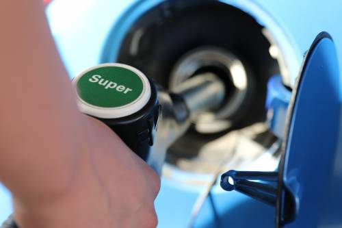 Fa il pieno di benzina in Slovenia e va via senza pagare: 89enne intercettata dall'Interpol