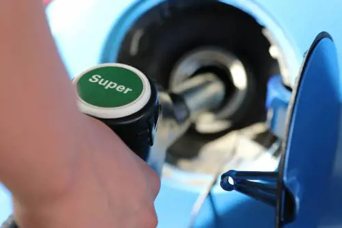 Resta il bonus benzina: chi può avere 200 euro e come