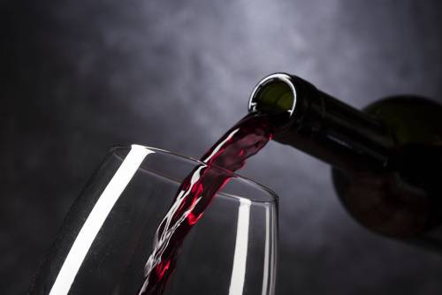 Quelli delle cavallette vogliono vietare il vino!!